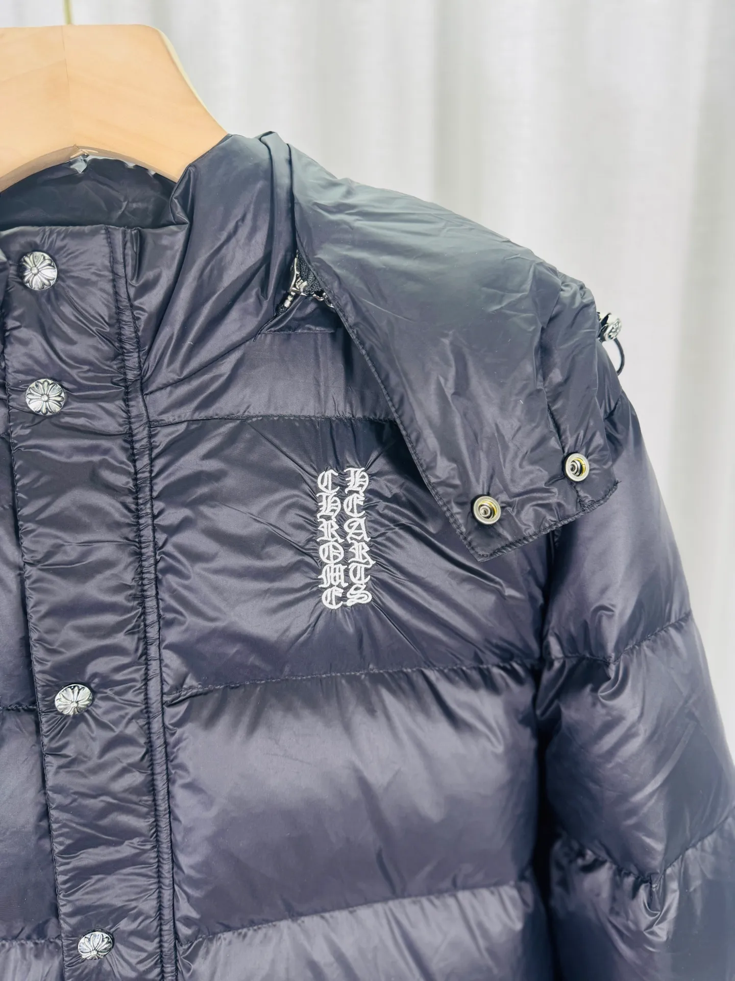 P800 top version 🐮 Real shot without P, ​​different from market products] Chrome Hearts ❄️ Winter environmentally friendly down jacket series ❄️ Chrome Hearts dark pattern series hooded down jacket is available at the counter at the same time ❤ The hood is detachable! The hat is removable and can be worn on both sides. The best Guangzhou national standard 90 velvet on the market! ! The world’s highest fluffiness of 900D! ! High standard and sufficient down filling! ! Exterior windproof and waterproof dark-grain custom fabric, interior high-grade dark-grain lining fabric to prevent lint, original hardware molding, fine craftsmanship details, casual or formal wear ✨ Slim-fitting and not bulky Recommended color: Customized matte black series Code numbers: S, M, L, XL